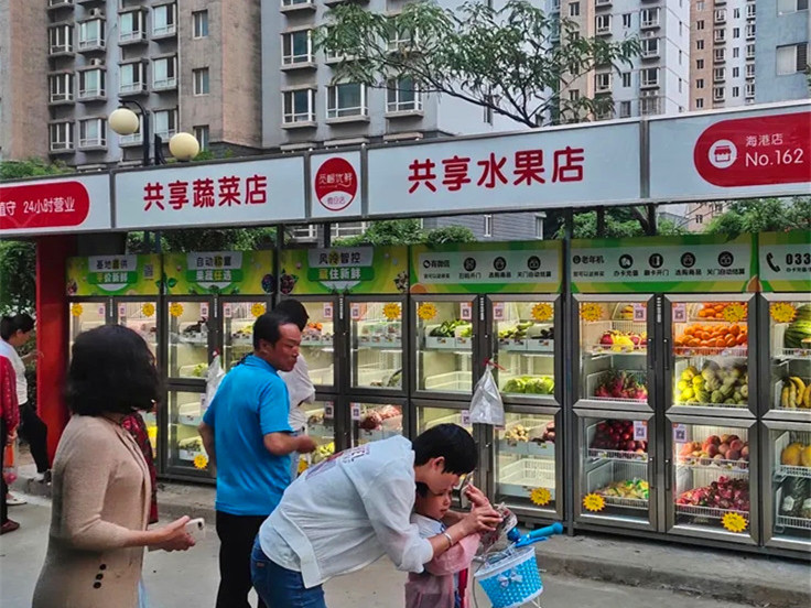 條形智能液晶屏加持，自動售貨機適用于多個場景